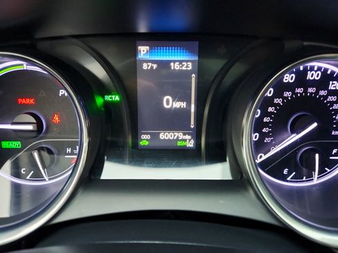 Used 2020 Toyota Camry SE w/ Sunroof Package image 33