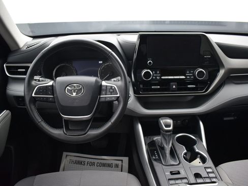 Used 2023 Toyota Highlander LE AWD/4WD image 17