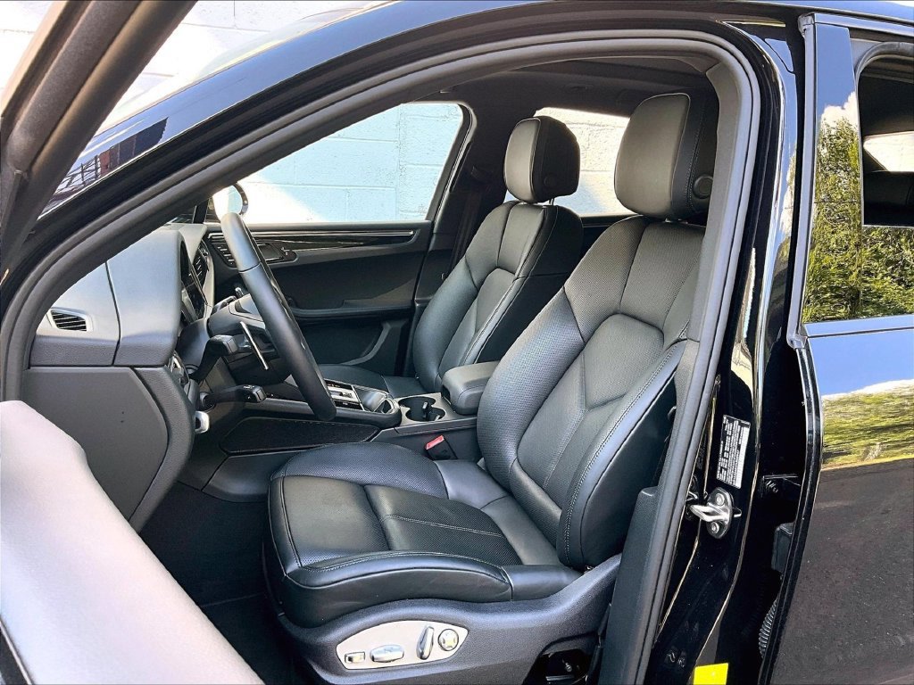 Certified 2026 Porsche Macan AWD/4WD image 5