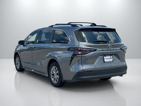 Certified 2026 Toyota Sienna XLE FWD image 7
