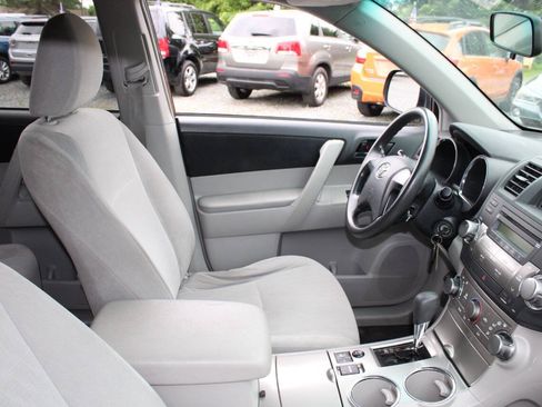 Used 2011 Toyota Highlander 4WD w/ Tow Pkg image 11