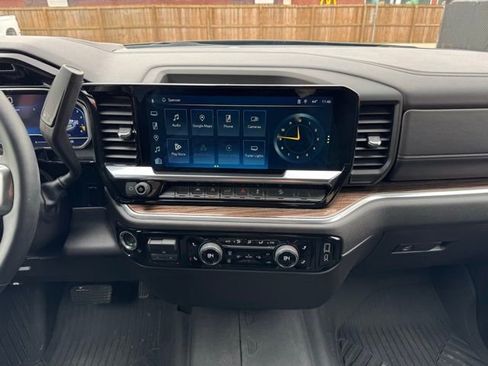 Used 2025 Chevrolet Silverado 1500 LT image 2