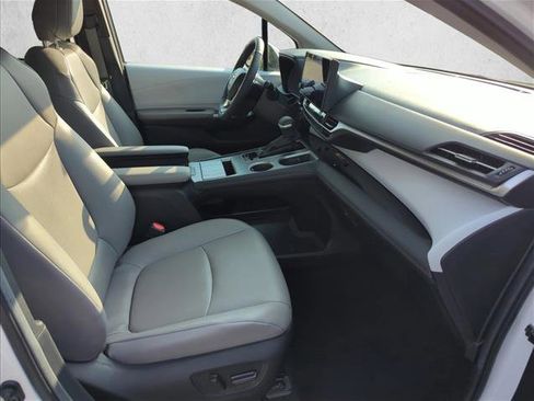 Used 2025 Toyota Sienna XLE FWD image 24