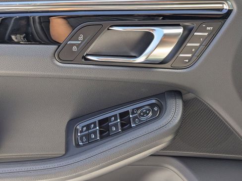 Certified 2025 Porsche Macan image 14