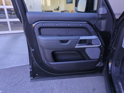 Used 2023 Land Rover Defender 130 X-Dynamic SE image 12