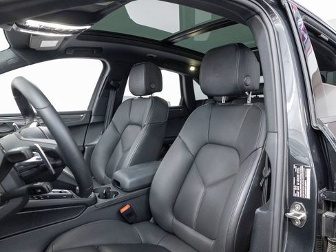 Certified 2026 Porsche Macan AWD/4WD image 5