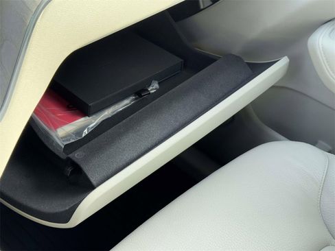 Used 2023 Volvo XC60 B5 Plus image 31