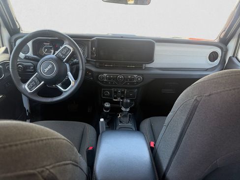 Used 2024 Jeep Wrangler Unlimited Sahara AWD/4WD image 11