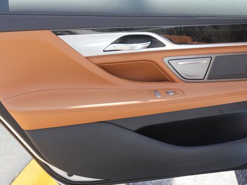 Used 2018 BMW 750i RWD image 11