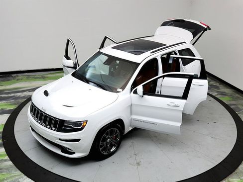 Used 2016 Jeep Grand Cherokee SRT image 38