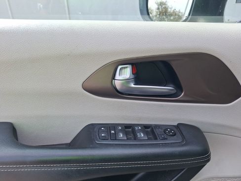 Used 2020 Chrysler Voyager Lxi image 16
