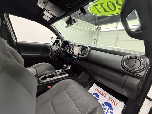 Used 2017 Toyota Tacoma TRD Off-Road image 21