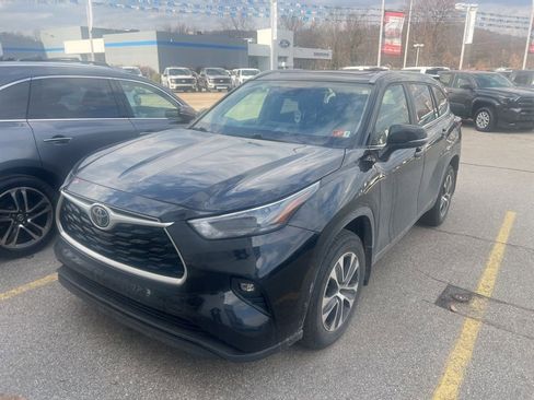Used 2023 Toyota Highlander XLE image 16