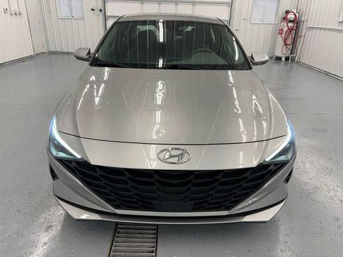 Used 2022 Hyundai Elantra SEL w/ Convenience Package FWD image 12