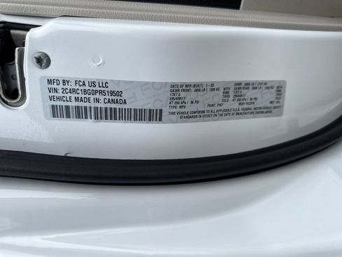 Used 2023 Chrysler Pacifica Touring-L image 30