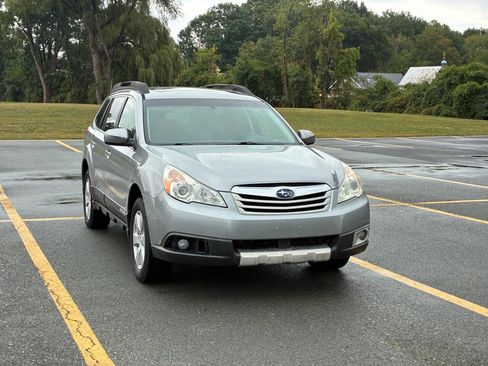 Used 2011 Subaru Outback 2.5i Limited w/ PWR Moonroof Pkg image 3
