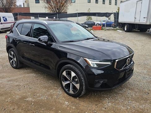 Certified 2025 Volvo XC40 B5 Plus image 5