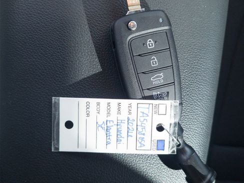 Used 2026 Hyundai Elantra SE image 17