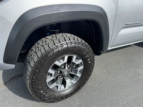 Used 2018 Toyota Tacoma TRD Off-Road AWD/4WD image 15