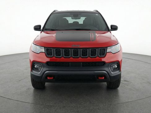 Used 2025 Jeep Compass Trailhawk w/ Trailer Tow Group AWD/4WD image 2