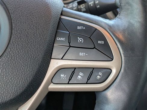 Used 2018 Jeep Cherokee Limited w/ Technology Group image 16