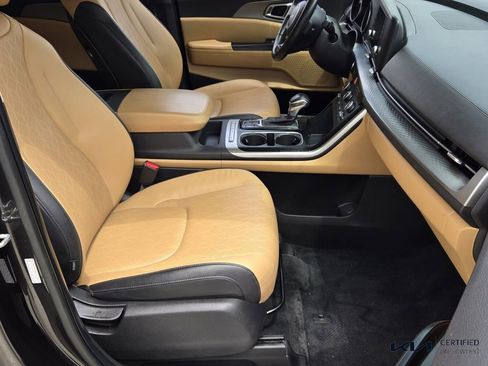 Used 2023 Kia Carnival LX FWD image 17