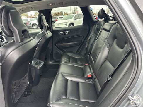 Used 2018 Volvo XC60 T5 Momentum w/ Vision Package image 11