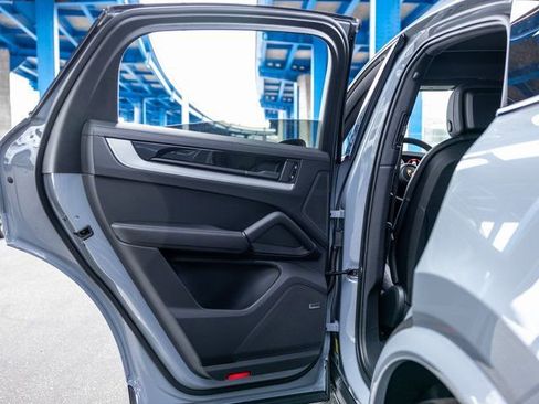 Certified 2025 Porsche Cayenne Coupe AWD/4WD image 25