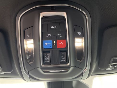 New 2025 Jeep Grand Cherokee Altitude image 22