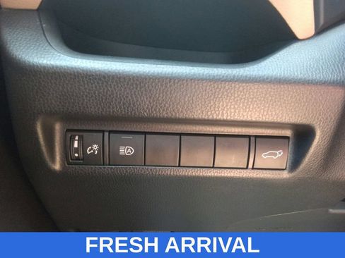 Used 2021 Toyota RAV4 XLE w/ Convenience Package FWD image 29