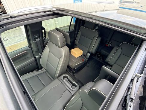 New 2026 Chevrolet Suburban Premier AWD/4WD image 23