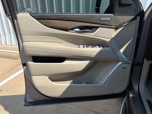 Used 2019 Cadillac Escalade Luxury AWD/4WD image 16