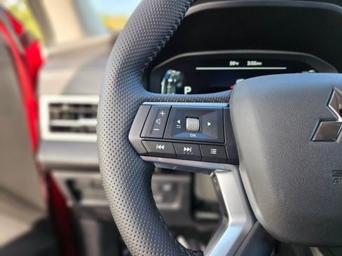 New 2025 Mitsubishi Outlander SE image 27