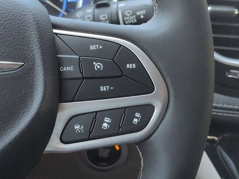 Used 2023 Chrysler Pacifica Limited FWD image 17
