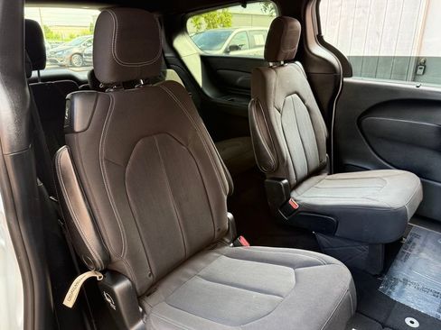Used 2019 Chrysler Pacifica Touring Plus w/ Advanced Safetytec Group FWD image 17
