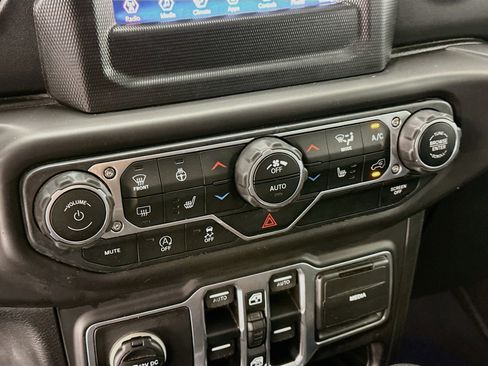 Used 2018 Jeep Wrangler Unlimited Sahara w/ LED Lighting Group AWD/4WD image 23