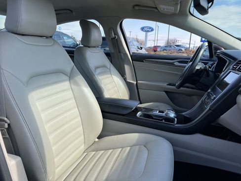 Used 2017 Ford Fusion SE w/ Fusion SE Technology Package image 25