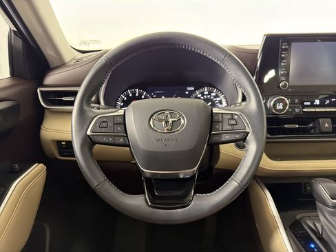 Used 2021 Toyota Highlander XLE FWD image 23