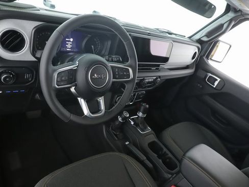 Used 2025 Jeep Wrangler Unlimited Sahara image 17