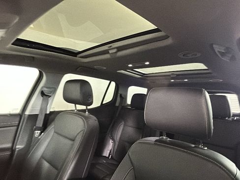 Used 2023 GMC Acadia SLT w/ Technology Package FWD image 16