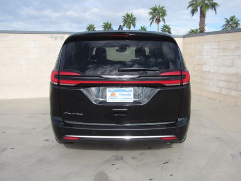Used 2024 Chrysler Pacifica Touring-L image 7