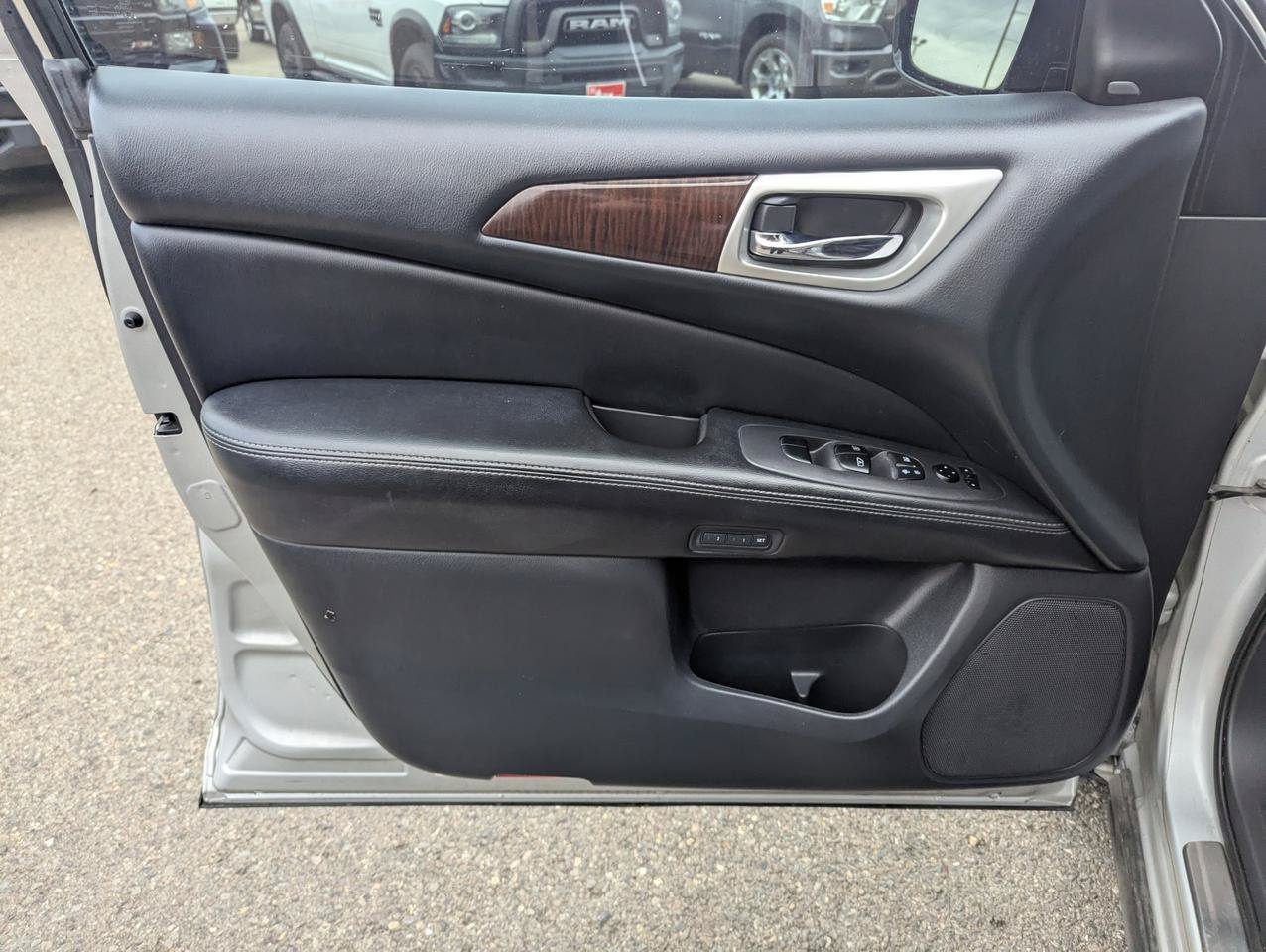 Used 2015 Nissan Pathfinder Platinum w/ Cargo Package FWD image 9