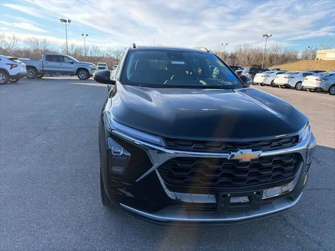 Used 2025 Chevrolet Trax LT w/ LT Convenience Package image 5