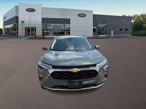 Used 2025 Chevrolet Trax LT w/ LT Convenience Package FWD image 3