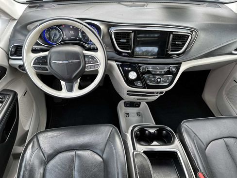 Used 2018 Chrysler Pacifica Limited image 14