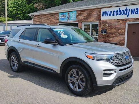 Used 2022 Ford Explorer XLT w/ Equipment Group 202A AWD/4WD image 3