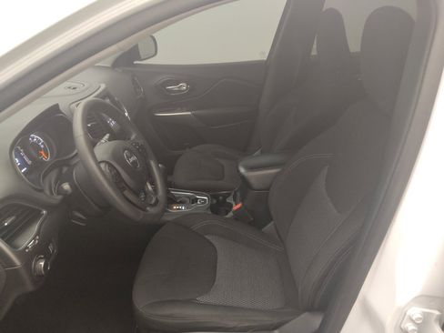 Used 2021 Jeep Cherokee Latitude AWD/4WD image 17