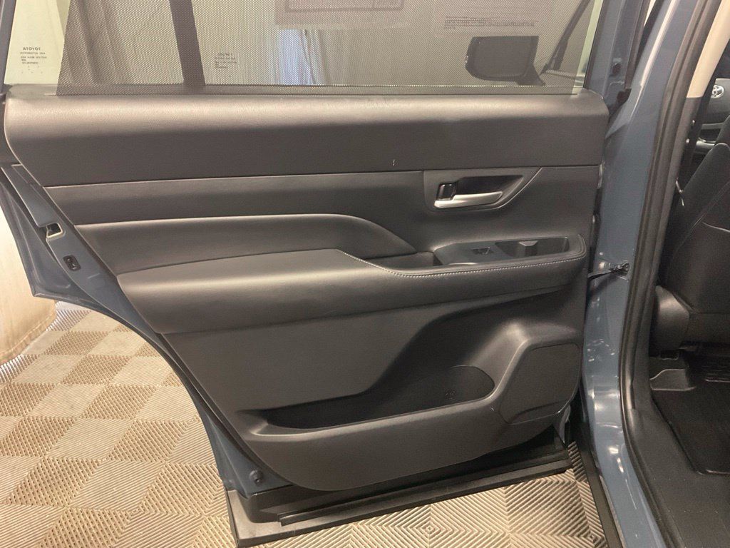 Used 2025 Toyota Grand Highlander AWD image 32