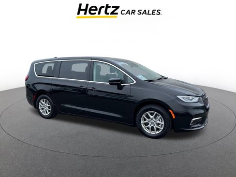 Used 2024 Chrysler Pacifica Touring-L image 1