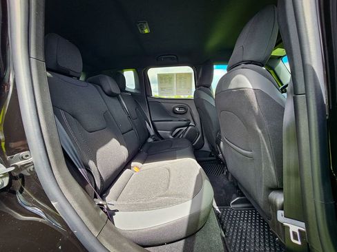 Certified 2022 Jeep Renegade Altitude w/ Convenience Group AWD/4WD image 37